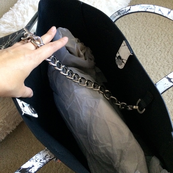 Kendall + Kylie tote with pouch - Picture 6 of 8